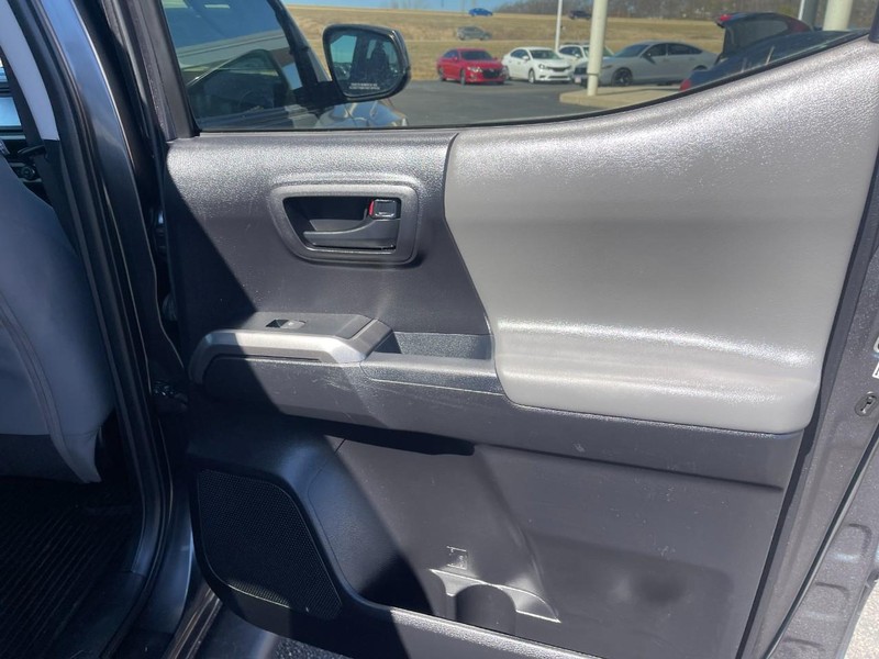 Toyota Tacoma 4WD Vehicle Image 14