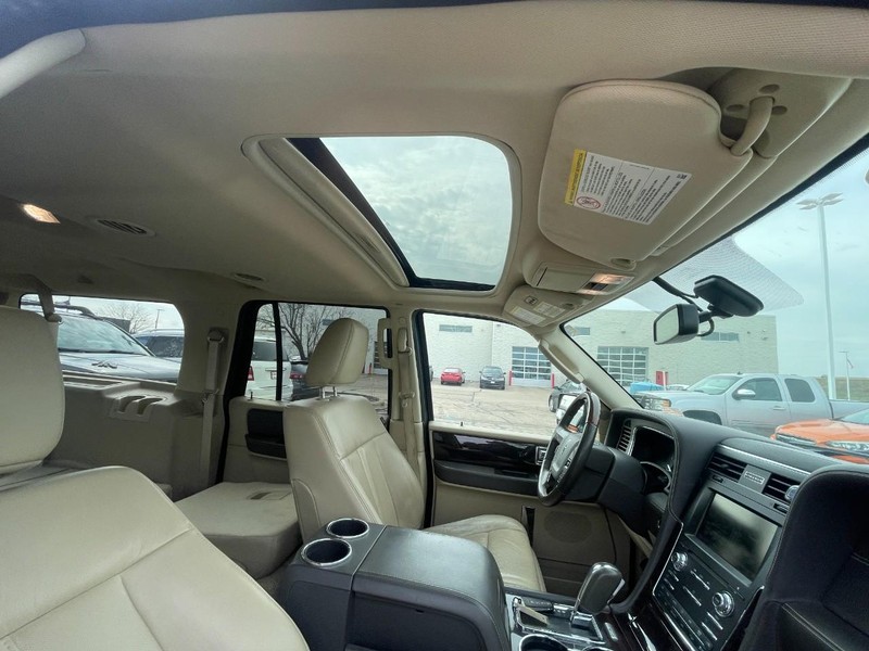 Lincoln Navigator L Vehicle Image 03