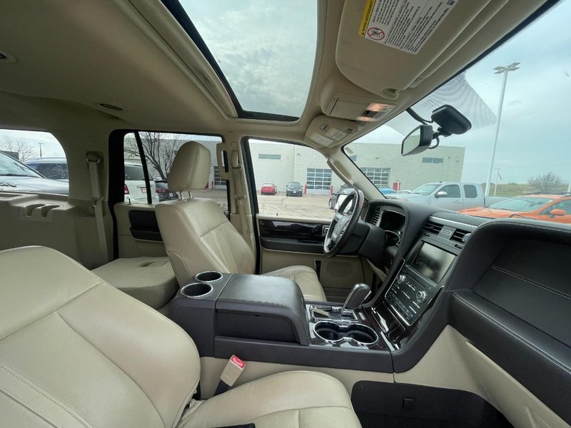 Lincoln Navigator L Vehicle Image 04