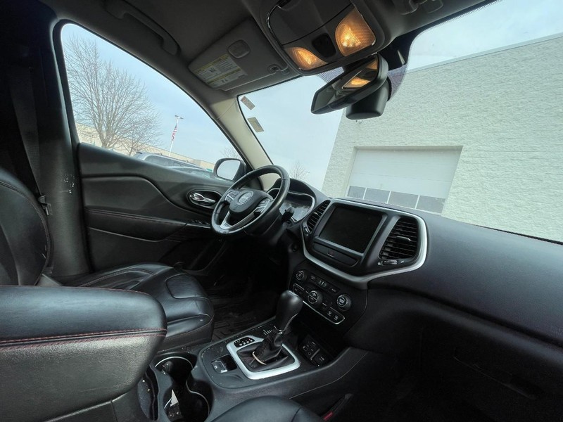 Jeep Cherokee Vehicle Image 04