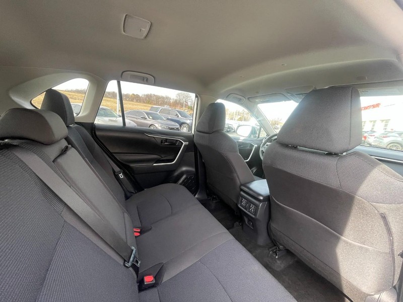 Toyota RAV4 Vehicle Image 09