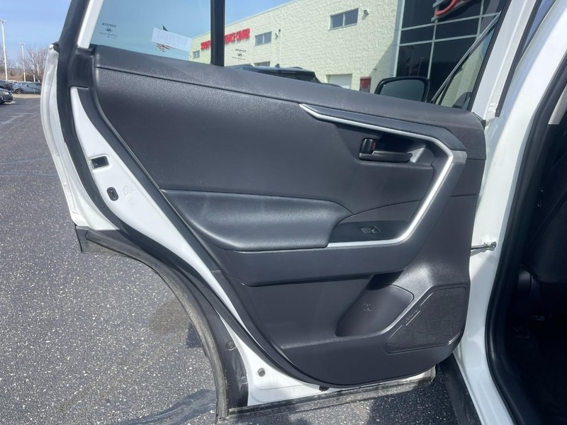 Toyota RAV4 Vehicle Image 13