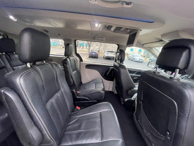 Chrysler Town & Country Vehicle Image 05