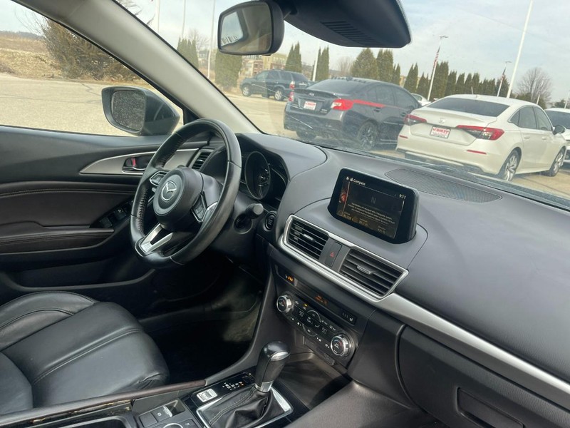 Mazda MAZDA3 4-Door Vehicle Image 02