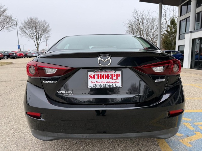 Mazda MAZDA3 4-Door Vehicle Image 12