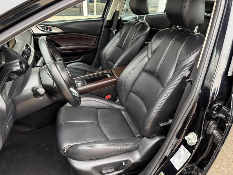 Mazda MAZDA3 4-Door Vehicle Image 17