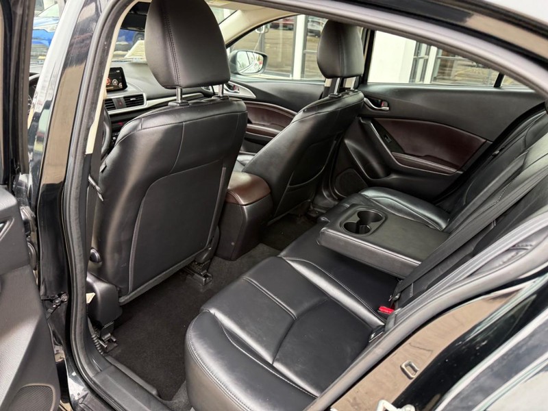 Mazda MAZDA3 4-Door Vehicle Image 20