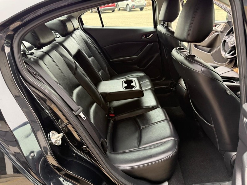 Mazda MAZDA3 4-Door Vehicle Image 21