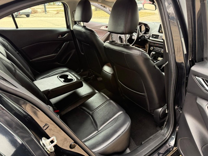 Mazda MAZDA3 4-Door Vehicle Image 22