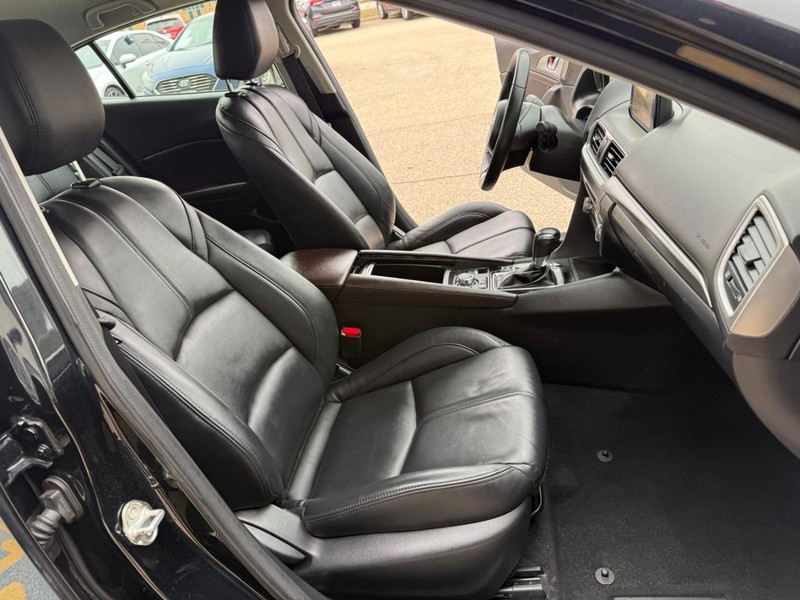 Mazda MAZDA3 4-Door Vehicle Image 23