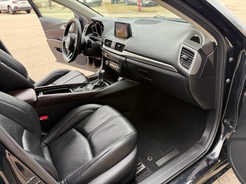 Mazda MAZDA3 4-Door Vehicle Image 24