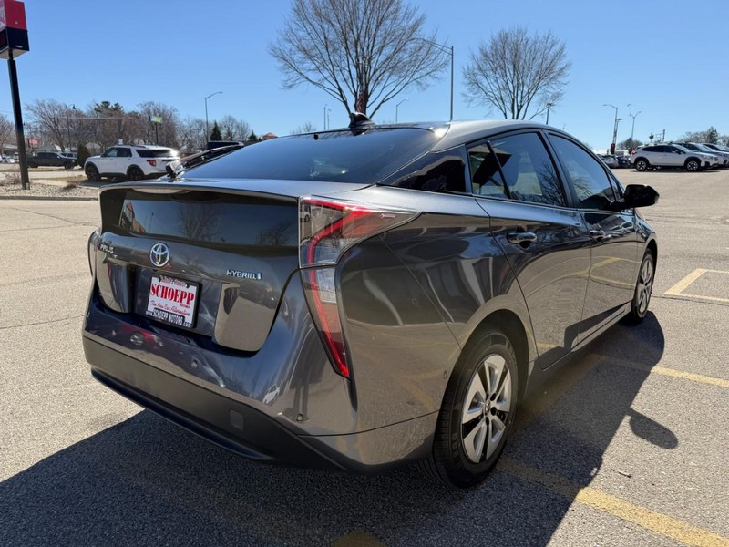 Toyota Prius Vehicle Image 09