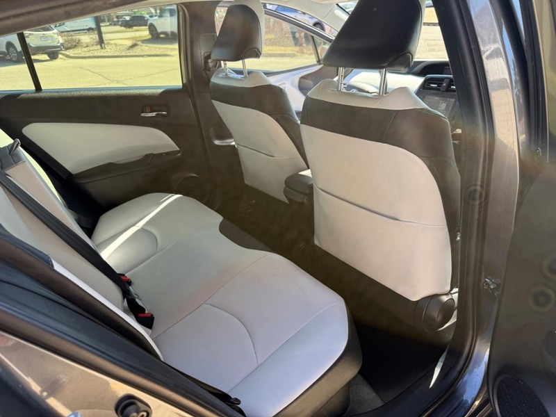 Toyota Prius Vehicle Image 24