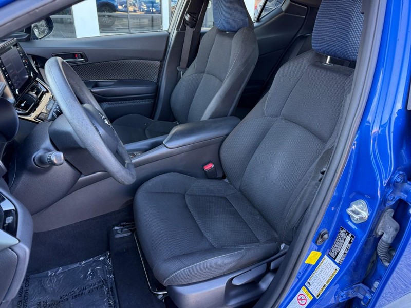 Toyota C-HR Vehicle Image 09