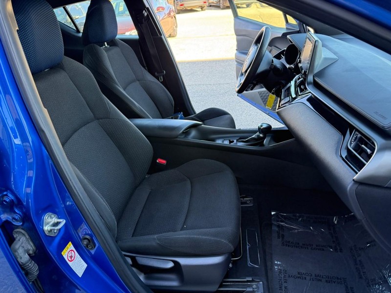 Toyota C-HR Vehicle Image 16