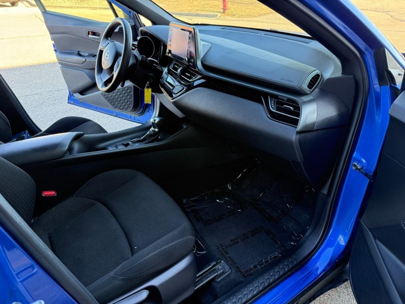 Toyota C-HR Vehicle Image 17