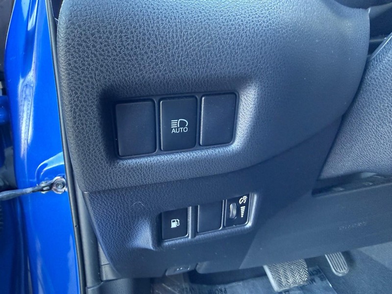 Toyota C-HR Vehicle Image 18