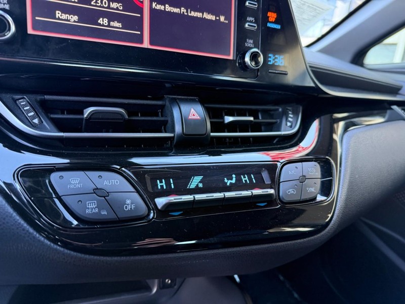 Toyota C-HR Vehicle Image 27