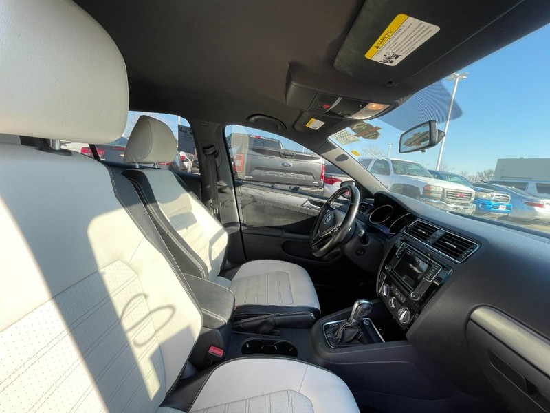 Volkswagen Jetta Sedan Vehicle Image 03