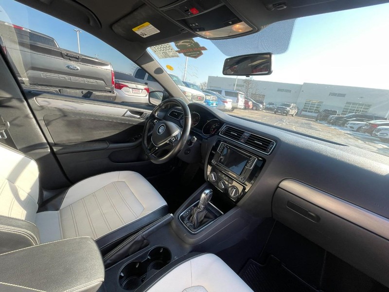 Volkswagen Jetta Sedan Vehicle Image 04