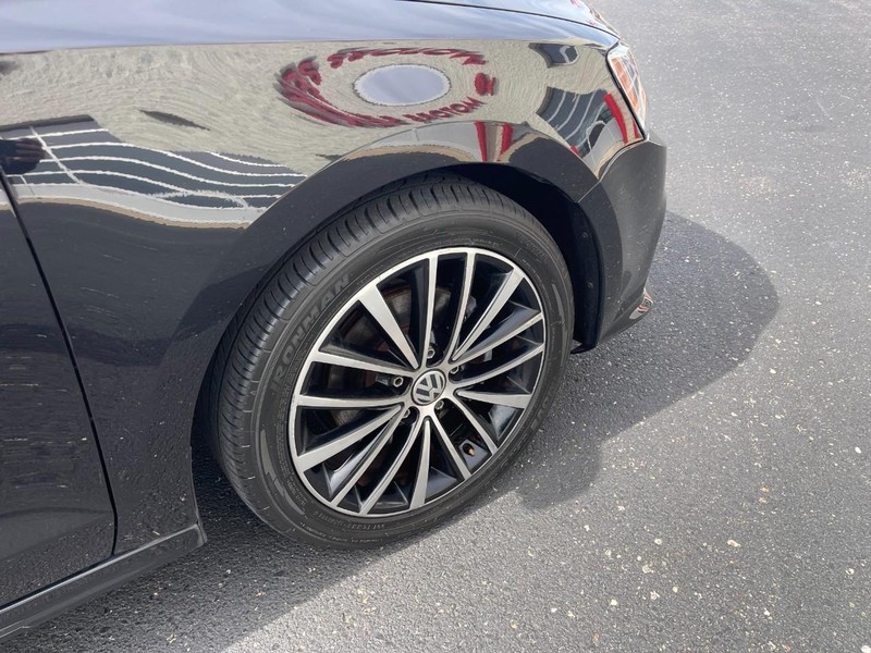 Volkswagen Jetta Sedan Vehicle Image 05