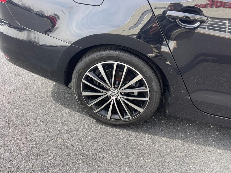 Volkswagen Jetta Sedan Vehicle Image 06
