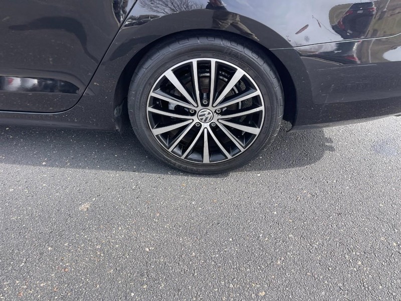 Volkswagen Jetta Sedan Vehicle Image 07