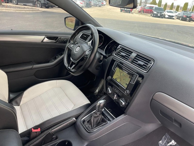 Volkswagen Jetta Sedan Vehicle Image 09