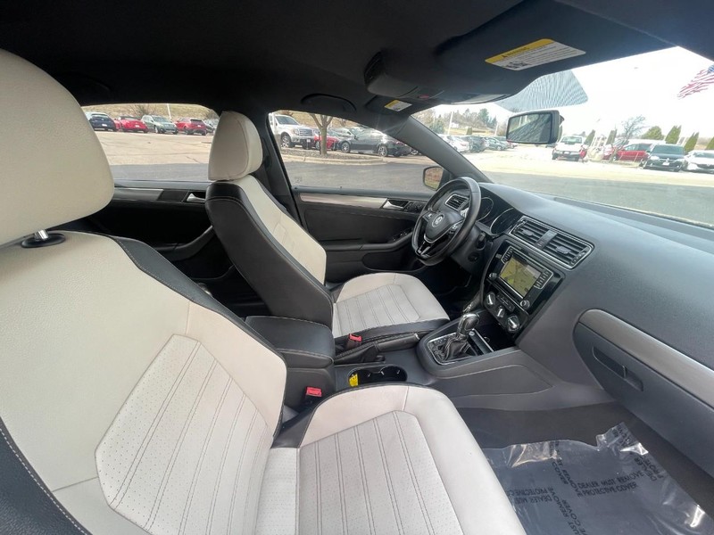 Volkswagen Jetta Sedan Vehicle Image 10