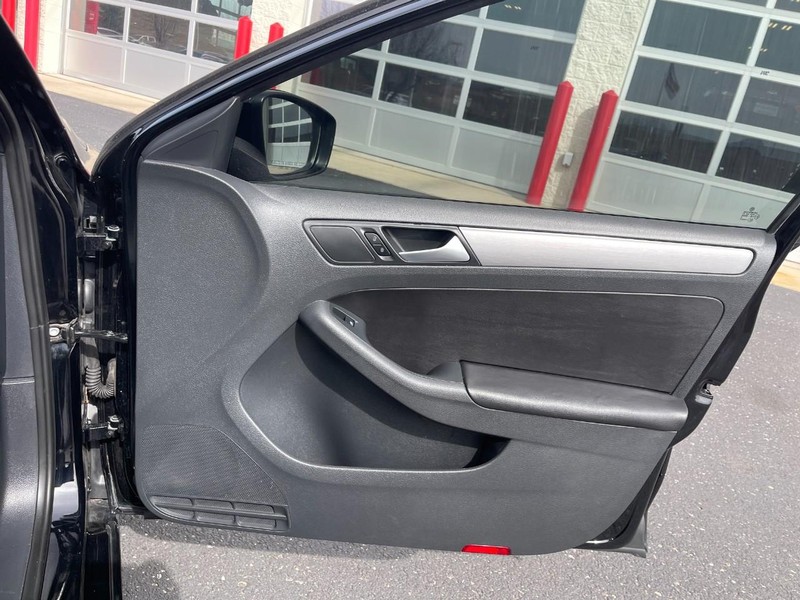 Volkswagen Jetta Sedan Vehicle Image 11