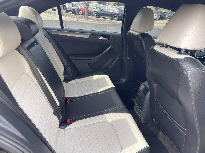 Volkswagen Jetta Sedan Vehicle Image 12
