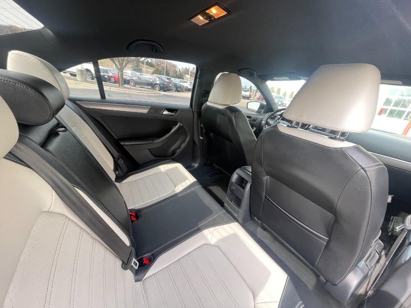 Volkswagen Jetta Sedan Vehicle Image 13
