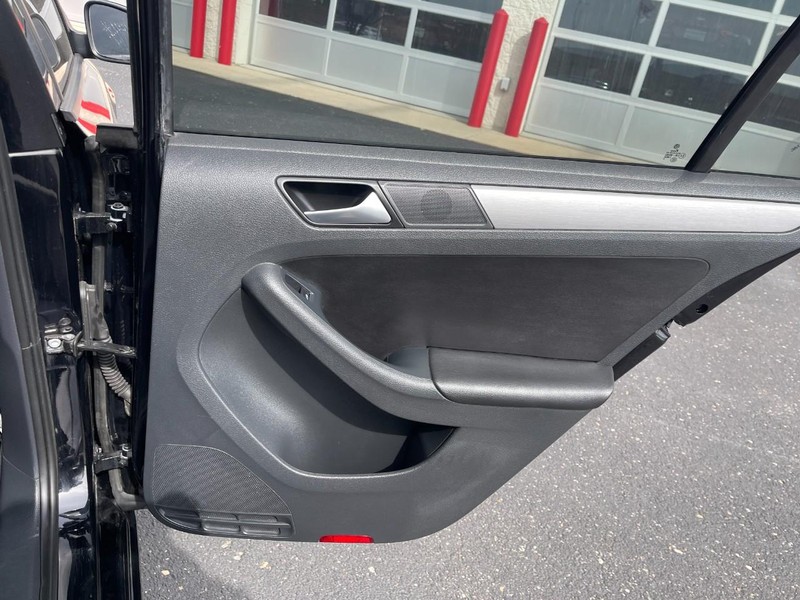 Volkswagen Jetta Sedan Vehicle Image 14