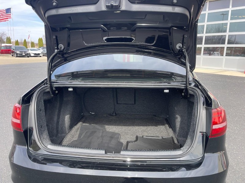 Volkswagen Jetta Sedan Vehicle Image 15