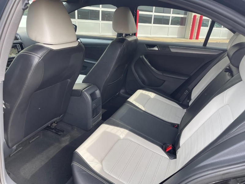 Volkswagen Jetta Sedan Vehicle Image 16