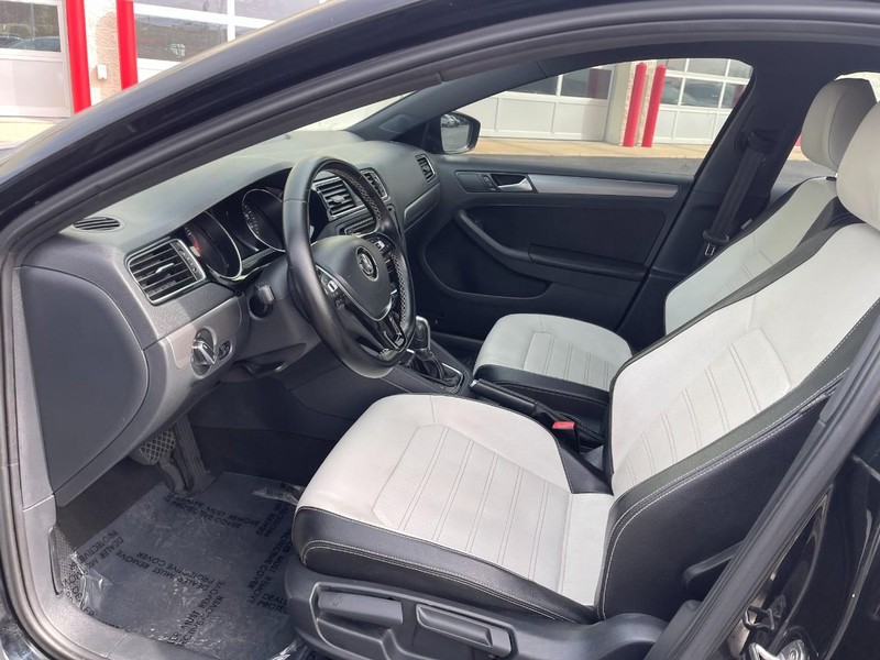 Volkswagen Jetta Sedan Vehicle Image 17