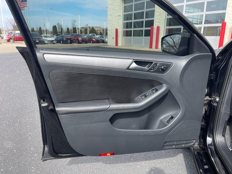 Volkswagen Jetta Sedan Vehicle Image 18