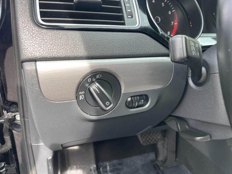 Volkswagen Jetta Sedan Vehicle Image 20