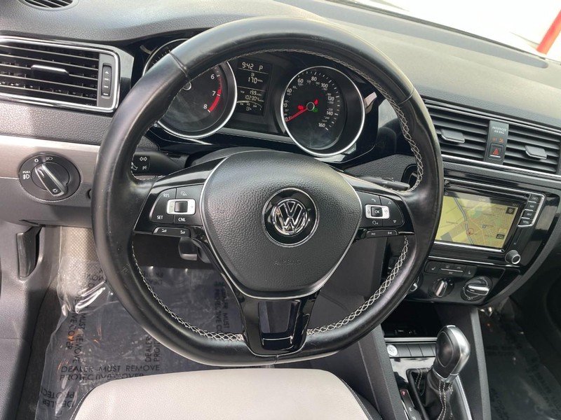 Volkswagen Jetta Sedan Vehicle Image 21