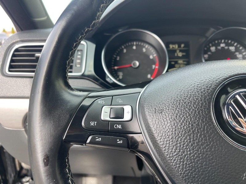 Volkswagen Jetta Sedan Vehicle Image 22