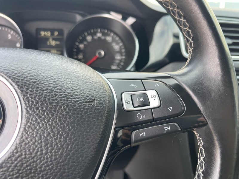 Volkswagen Jetta Sedan Vehicle Image 23