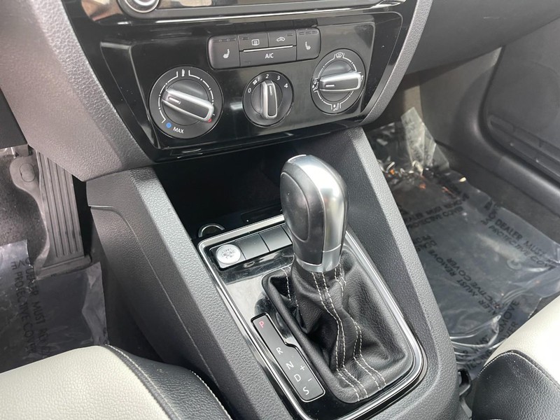 Volkswagen Jetta Sedan Vehicle Image 27