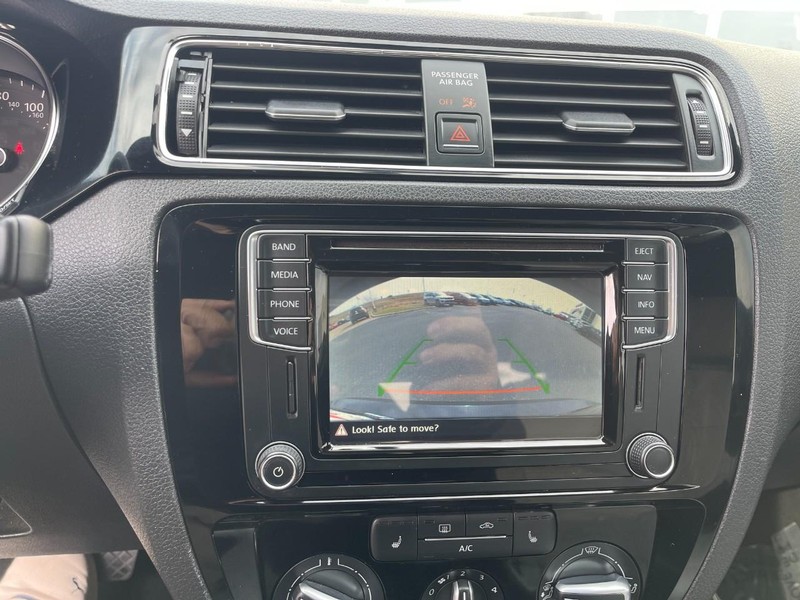 Volkswagen Jetta Sedan Vehicle Image 29