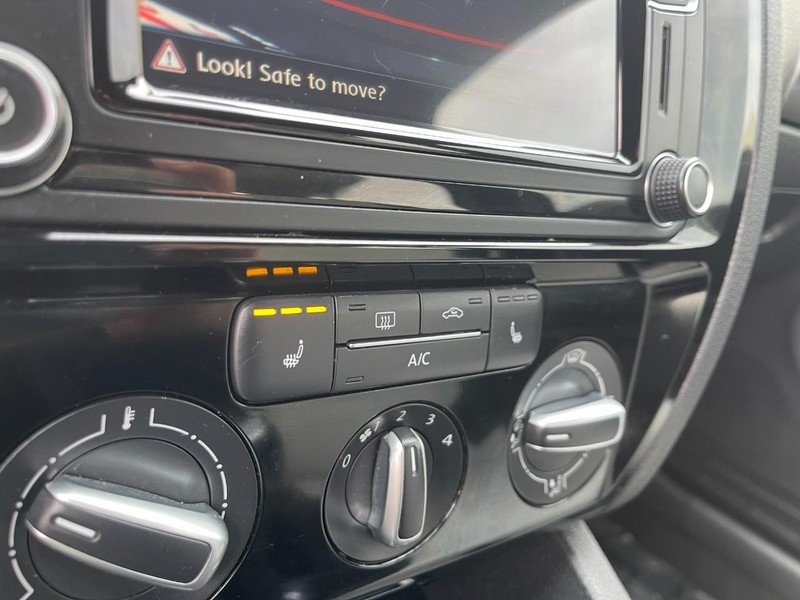 Volkswagen Jetta Sedan Vehicle Image 30