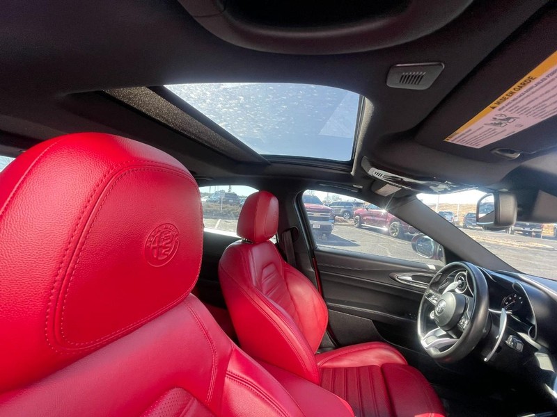 Alfa Romeo Giulia Vehicle Full-screen Gallery Image 06