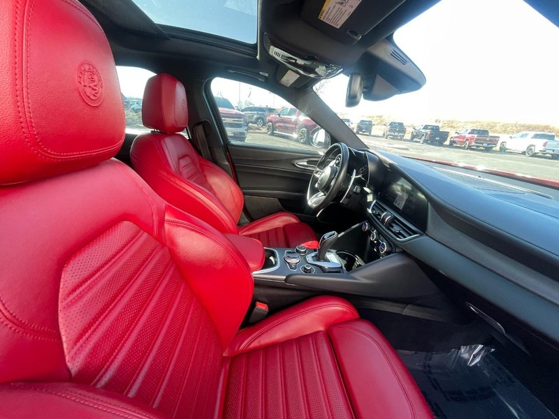 Alfa Romeo Giulia Vehicle Full-screen Gallery Image 07