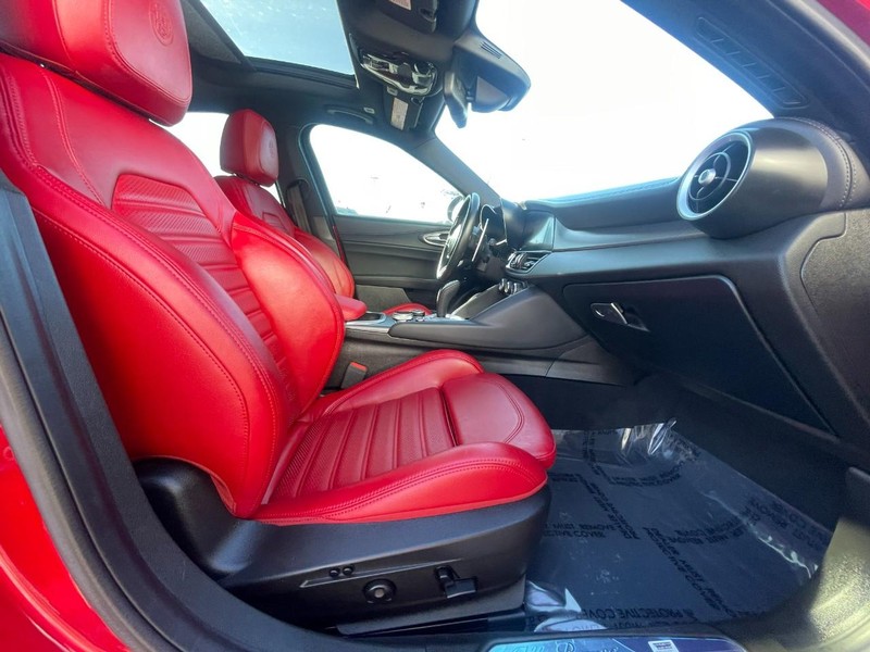 Alfa Romeo Giulia Vehicle Full-screen Gallery Image 08