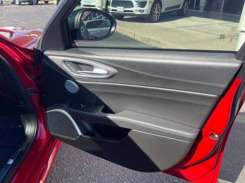 Alfa Romeo Giulia Vehicle Full-screen Gallery Image 09