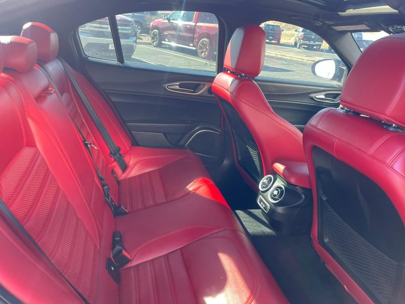 Alfa Romeo Giulia Vehicle Full-screen Gallery Image 10
