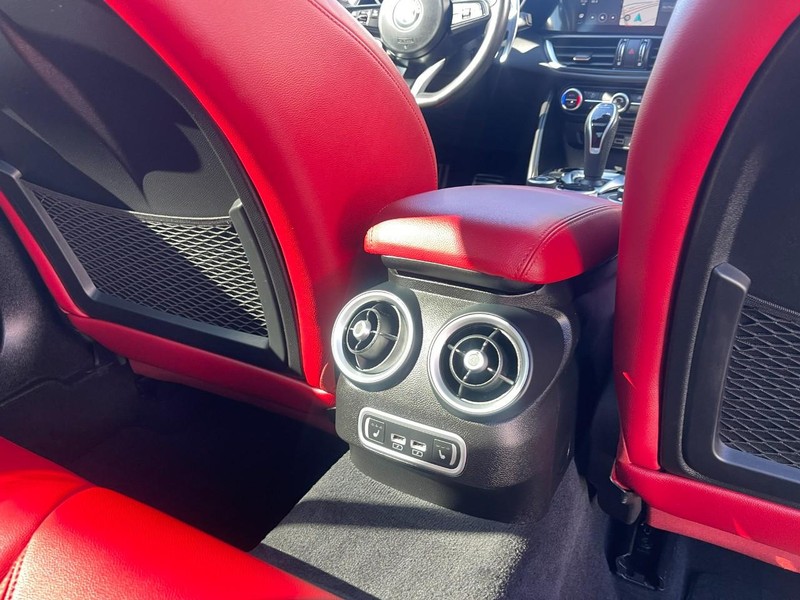 Alfa Romeo Giulia Vehicle Full-screen Gallery Image 11